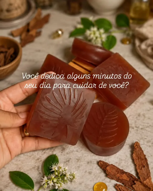 Sabonetes artesanais em forma de folha, numa mão, com a frase "Você dedica alguns minutos do seu dia para cuidar de você?"