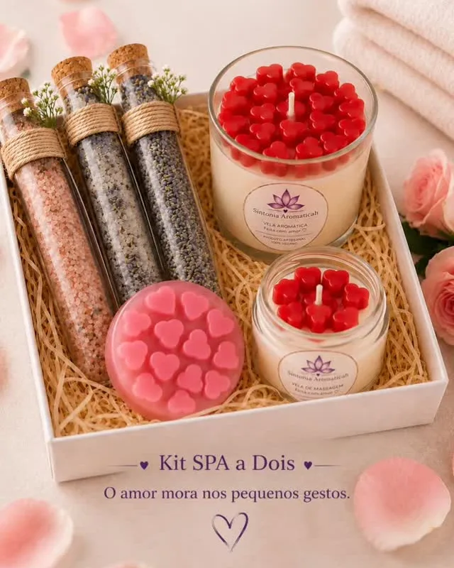 Kit SPA a Dois: tubos de sais de banho, vela aromática, vela de massagem e sabonete numa caixa, com a frase "O amor mora nos pequenos gestos"