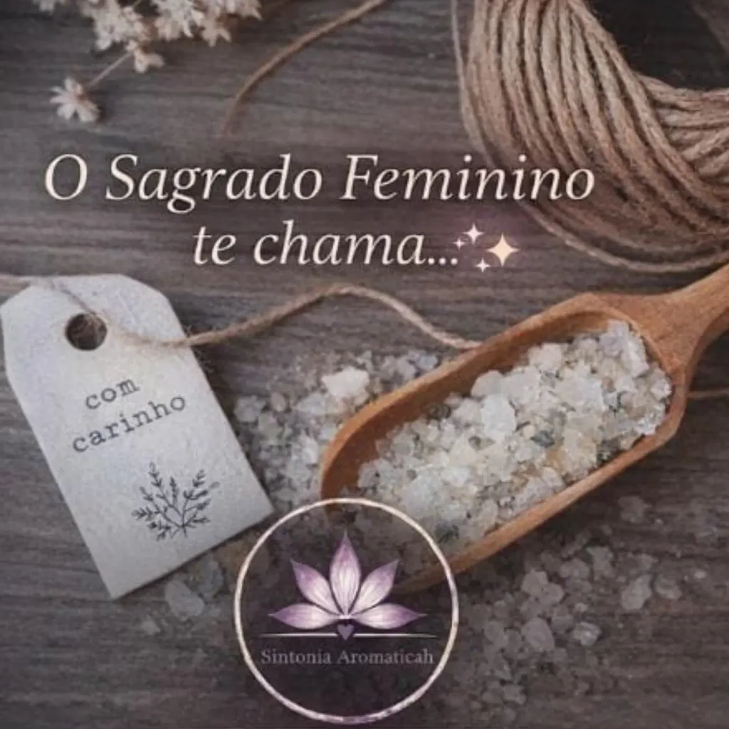 Sal de banho numa colher de madeira, com a etiqueta "com carinho" e a frase "O Sagrado Feminino te chama"